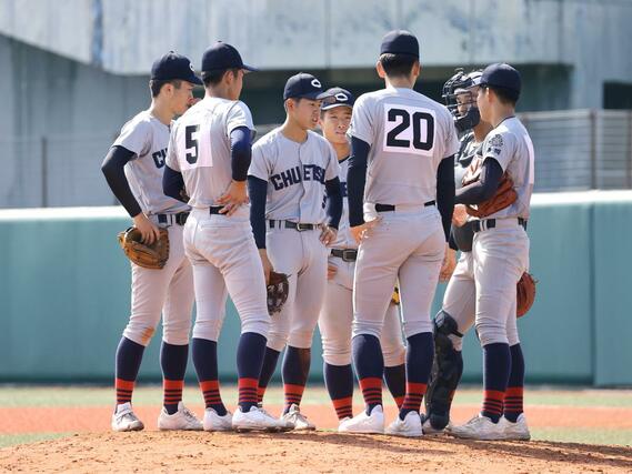星稜－中越　七回無死二塁で集まる中越ナイン＝富山市民球場
