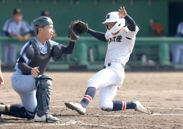 日本文理－高岡第一　日本文理３回２死二塁、３点目の生還を果たした二走渡部倖成＝高岡西部総合公園野球場