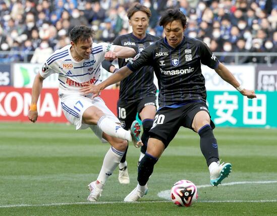 G大阪－新潟　後半、シュートを放つＭＦダニーロ・ゴメス＝パナソニックスタジアム吹田