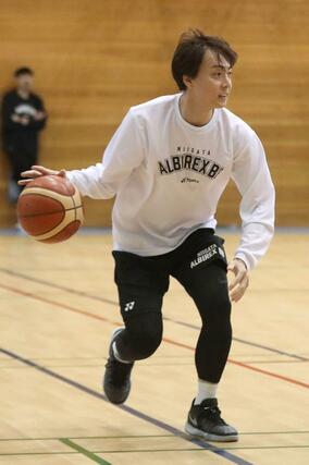 アウェー東京Ｚ戦に向け練習する新潟の五十嵐圭＝１０月３０日、長岡市の中之島体育館