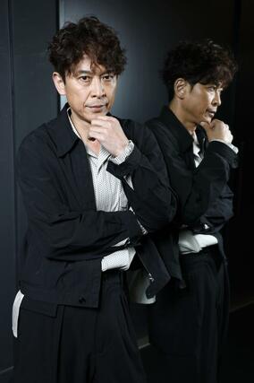 ポーズをとる坂本昌行