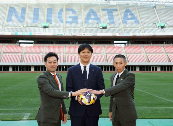 左から野澤洋輔次期社長、船越優蔵新監督、寺川能人強化本部長=ビッグスワン