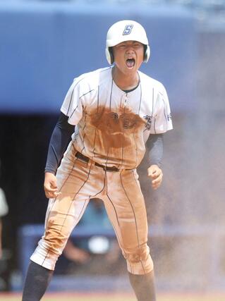 新潟産大付－新発田農　４回新潟産大付無死二、三塁、小平乃希の遊ゴロが敵失を誘い、２走上野要児が生還し２－０。歓喜の雄たけびを上げる＝７月１９日、新潟市中央区長潟のハードオフ・エコスタジアム