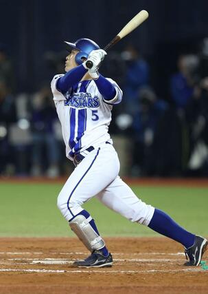 DeNA-阪神 7回裏、先制の犠飛を放つ代打松尾=エコスタ