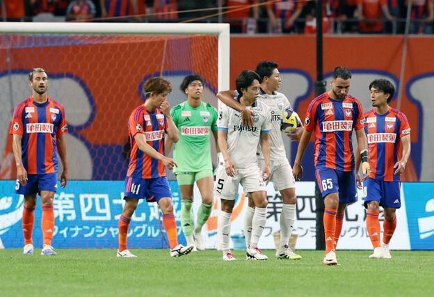 新潟－川崎　前半追加タイム、同点に追い付かれてうなだれる新潟の選手たち＝ビッグスワン