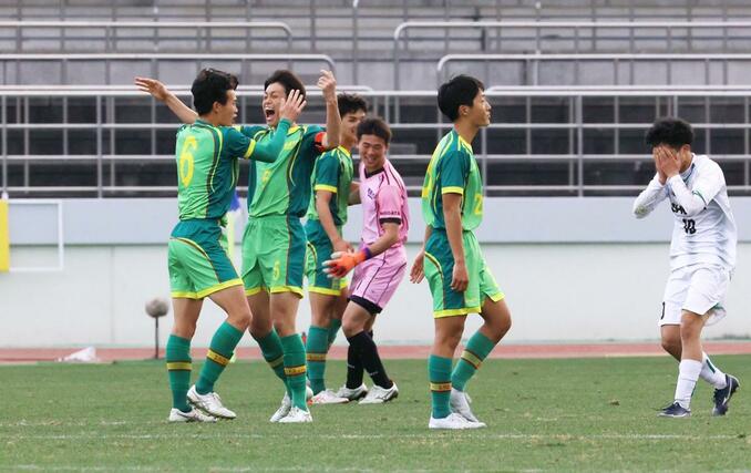 試合終了後、昌平に勝利し喜ぶ帝京長岡の選手＝駒場スタジアム
