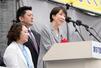 メーデー中央大会であいさつする高市首相。左手前は連合の芳野友子会長=4月、東京都渋谷区