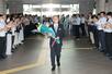 ３期目の当選後初めて登庁し、県職員の祝福に応える花角英世知事＝２日午前９時過ぎ、県庁