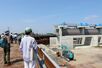 福島潟水門を見学するツアー参加者＝新潟市北区前新田
