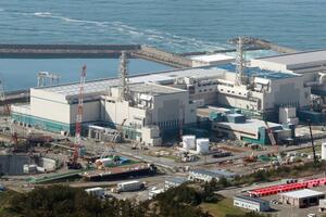 ６号機が再稼働した東京電力柏崎刈羽原発。知事選では再稼働プロセスが争点の一つになっている（本社ヘリから）