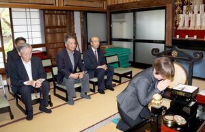 手を合わせて石川雲蝶をしのぶ三条雲蝶会の会員=5月13日、三条市西本成寺1