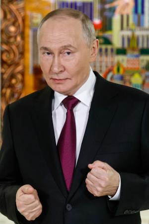 2日、モスクワで記者団の質問に答えるロシアのプーチン大統領(AP=共同)