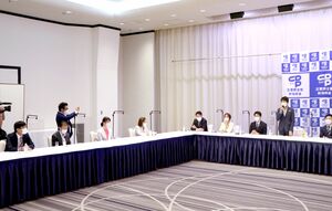 常任幹事会に参加した西村智奈美衆院議員(右から2人目)や新潟市議ら=10月1日、新潟市中央区