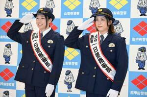 南甲府署の一日署長に就任した出口クリスタさん(右)と妹ケリーさん=18日、山梨県昭和町