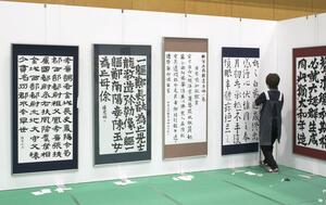 三条市美術展の展示を仕上げる関係者=10月17日、三条市荒町2