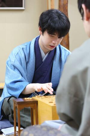 酒井織物の本塩沢を着用して棋聖戦に臨んだ藤井聡太さん=6月17日、新潟市西蒲区