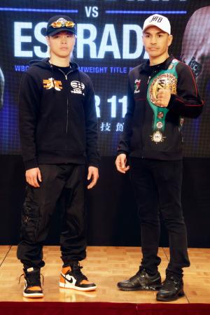 　記者会見で撮影に応じるＷＢＣバンタム級２位の那須川天心（左）と対戦相手のフアンフランシスコ・エストラダ＝８日、東京都文京区