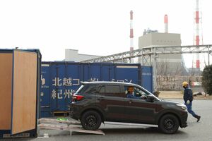 北越コーポレーションの新潟工場でコンテナから降ろされるダイハツ工業の小型車=新潟市東区