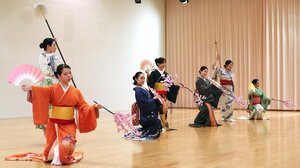「ふるまち新潟をどり」の本番に向け、稽古に励む古町芸妓たち=新潟市中央区一番堀通町