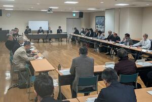 地域協議会委員の選任方法について市が方針案を説明した地域協会長会議=3月27日、上越市の直江津学びの交流館
