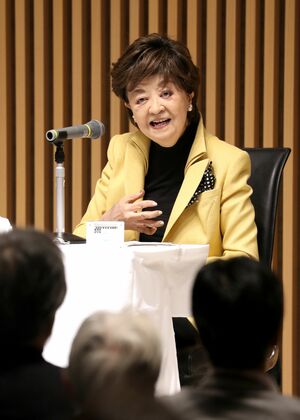 新潟日報メディアシップで大相撲をテーマに講演した内館牧子さん＝２０１７年、新潟市中央区