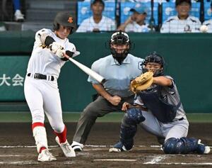 創成館―小松大谷 2回裏創成館2死一塁、森下が左翼線に同点二塁打を放つ。捕手宮下=甲子園