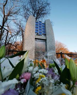 スキーバス転落事故の現場近くに立つ「祈りの碑」=14日、長野県軽井沢町