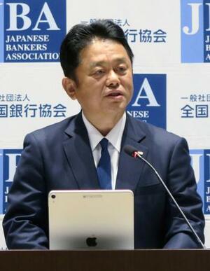 　記者会見する全銀協の加藤勝彦会長＝１日午後、東京都千代田区