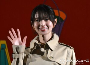 トレンチコート姿で笑顔を見せた齋藤飛鳥 （C）ORICON NewS inc.