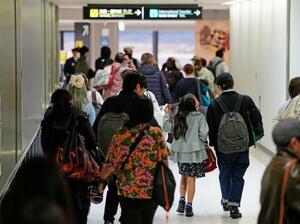 　中東情勢の悪化を受け、政府手配のチャーター機で成田空港に到着した人たち＝１０日午前６時４６分