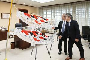 エーデルワイス工芸社が県に寄贈した錦鯉柄のこいのぼり＝１日、県庁