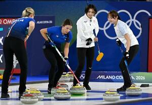 　日本―イタリア　第１０エンド、相手の最終ショットを見る（右から）小林、吉村＝コルティナダンペッツォ（共同）