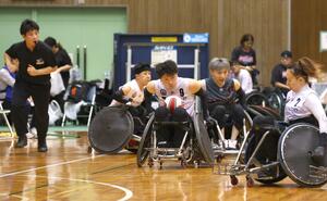 激しい攻防が繰り広げられた車いすラグビーの日本選手権予選=長岡市学校町1
