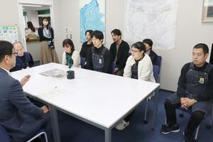 全国２位の快挙を、北区の丸山寛区長に報告する「ドンバスコーヒーロースターズ」のスタッフ＝新潟市北区