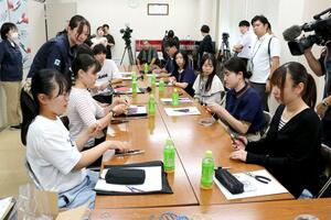 スリーピークス技研の製品を使って金属線を切ったり曲げたりして品質を確認する主催学生(右列手前3人)と参加学生(左列)=8月19日、三条市塚野目