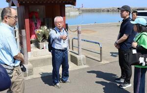 名立機雷爆発事件の現場で当時の様子を語る髙橋良弘さん=26日、上越市名立区名立小泊