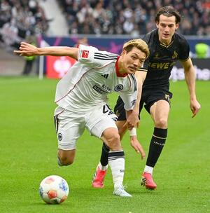 ケルン戦で競り合うEフランクフルトの堂安(左)=フランクフルト(共同)