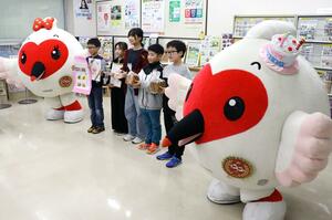 パンをプレゼントし、トッキッキの２０歳を祝った上山小の児童たち＝新潟市中央区