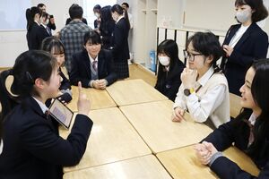 ゲームなどを楽しんだ北越高生と中国の大学生の交流会=新潟市中央区米山5