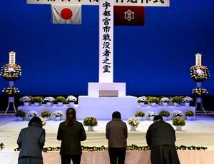 戦争犠牲者を悼む「宇都宮市戦没者追悼式」で献花する参列者=21日午後、宇都宮市