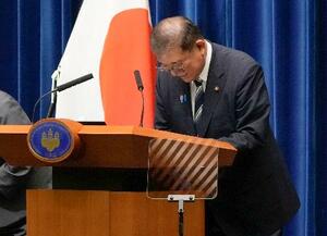 記者会見を終え、一礼する石破首相=7日午後6時48分、首相官邸