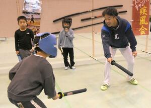 スポーツチャンバラを体験する滝澤夏央選手と子どもたち=上越市下門前