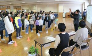 新しい校歌を初めて一緒に歌った行谷小と新穂小の児童ら＝佐渡市上新穂