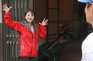 空き家を案内する佐伯美香さん＝佐渡市吉岡