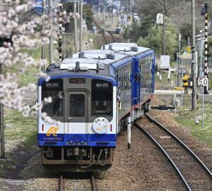 のと鉄道の列車=4月、石川県七尾市