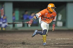9回2死満塁 知念大成の適時打で逆転サヨナラ勝ち=みどり森(写真映像部・富山翼)