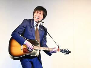 歌ネタを披露する藤元達弥さん=2025年7月14日、東京都新宿区のライブハウス