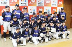 全国大会で優勝した八海シャークスのメンバーら=南魚沼市役所