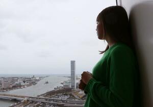 福島市から避難後、高校卒業まで過ごした新潟市の市街地を見つめるユイさん=3月6日、新潟市中央区(写真映像部・佐藤将志)