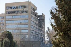 攻撃により被害を受けたイランの首都テヘランの建物=3日(ゲッティ=共同)